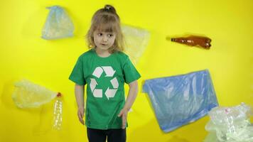 menina ativista voluntário dentro verde camiseta com reciclar logotipo. plástico poluição video