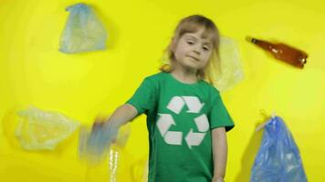 menina ativista com celofane e papel pacotes. reduzir plástico poluição. Salve  ecologia meio Ambiente video