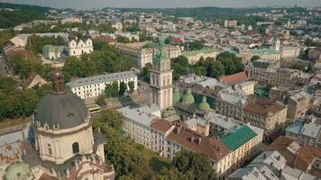 aéreo zumbido vídeo de ciudad lviv, Ucrania. antiguo Ucrania dominicano iglesia. panorama de antiguo pueblo video