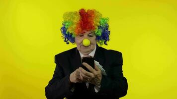 Senior clown businesswoman entrepreneur loses money on online smartphone working video