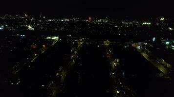 aéreo ver de iluminado ciudad durante oscuro noche y En Vivo fuegos artificiales en nuevo años noche terminado lutón, Inglaterra Reino Unido. enero 1º, 2024 video