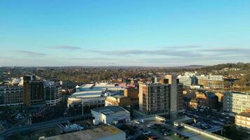 antenn antal fot av central luton stad av England under skön solnedgång. december 1:a, 2023 video