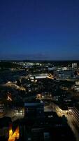 Zeit Ablauf Antenne Aufnahmen von britisch Stadt während Nacht video