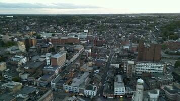 hoog hoek beeldmateriaal van Brits stad- na zonsondergang. luton, Engeland uk. oktober 22e, 2023 video