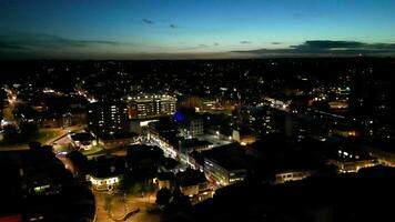 hoch Winkel Aufnahmen von beleuchtet britisch Stadt, Dorf während Nacht. Luton, England Vereinigtes Königreich. Oktober 22., 2023 video