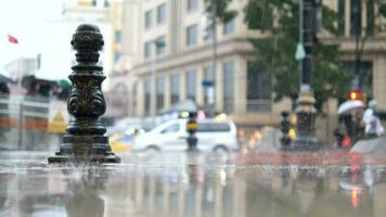 Turquía Estanbul 18 diciembre 2023. agua gotas en el lluvioso día a eminonu video