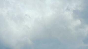 blu cielo bianca nuvole sfondo lasso di tempo. bellissimo tempo metereologico a nuvoloso Paradiso video