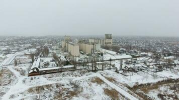 grano terminal en el invierno estación. cubierto de nieve grano ascensor en rural áreas un edificio para el secado y almacenamiento grano. foto