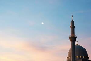 ai generado Ramadán kareem alto minaretes, mezquita Hazme y creciente y brillante estrella en el cielo. religioso antecedentes. foto