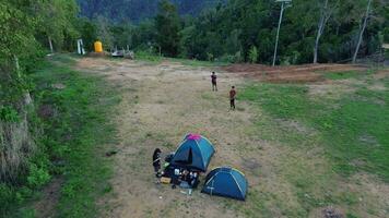 le atmosphère de le camping sol à le Haut de monter arrangé video