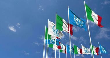 Italie et uni nations, ONU drapeaux agitant ensemble dans le ciel, sans couture boucle dans vent, espace sur la gauche côté pour conception ou information, 3d le rendu video