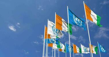 Marfil costa y unido naciones, Naciones Unidas banderas ondulación juntos en el cielo, sin costura lazo en viento, espacio en izquierda lado para diseño o información, 3d representación video