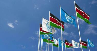 Kenya et uni nations, ONU drapeaux agitant ensemble dans le ciel, sans couture boucle dans vent, espace sur la gauche côté pour conception ou information, 3d le rendu video