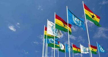 Ghana et uni nations, ONU drapeaux agitant ensemble dans le ciel, sans couture boucle dans vent, espace sur la gauche côté pour conception ou information, 3d le rendu video