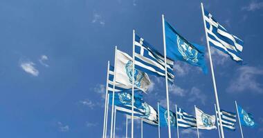 Grèce et uni nations, ONU drapeaux agitant ensemble dans le ciel, sans couture boucle dans vent, espace sur la gauche côté pour conception ou information, 3d le rendu video