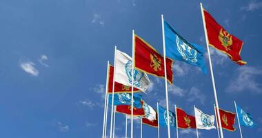 Montenegro und vereinigt Nationen, un Flaggen winken zusammen im das Himmel, nahtlos Schleife im Wind, Raum auf links Seite zum Design oder Information, 3d Rendern video