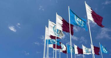 Qatar et uni nations, ONU drapeaux agitant ensemble dans le ciel, sans couture boucle dans vent, espace sur la gauche côté pour conception ou information, 3d le rendu video