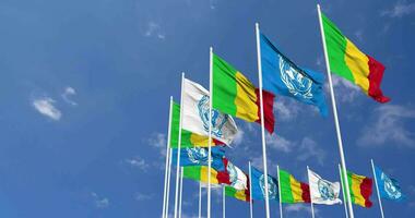 mali et uni nations, ONU drapeaux agitant ensemble dans le ciel, sans couture boucle dans vent, espace sur la gauche côté pour conception ou information, 3d le rendu video