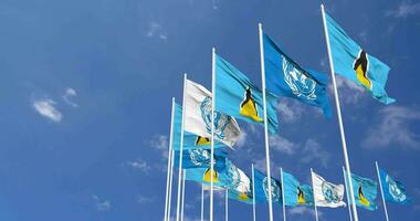 Saint lucia et uni nations, ONU drapeaux agitant ensemble dans le ciel, sans couture boucle dans vent, espace sur la gauche côté pour conception ou information, 3d le rendu video