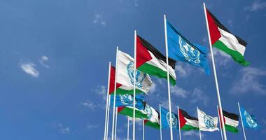 Palestina e unito nazioni, un bandiere agitando insieme nel il cielo, senza soluzione di continuità ciclo continuo nel vento, spazio su sinistra lato per design o informazione, 3d interpretazione video