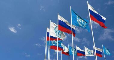 Russia e unito nazioni, un bandiere agitando insieme nel il cielo, senza soluzione di continuità ciclo continuo nel vento, spazio su sinistra lato per design o informazione, 3d interpretazione video