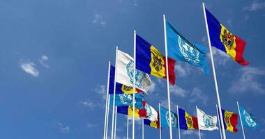 Moldavie et uni nations, ONU drapeaux agitant ensemble dans le ciel, sans couture boucle dans vent, espace sur la gauche côté pour conception ou information, 3d le rendu video