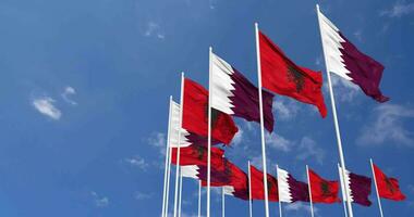 Albanie et Qatar drapeaux agitant ensemble dans le ciel, sans couture boucle dans vent, espace sur la gauche côté pour conception ou information, 3d le rendu video