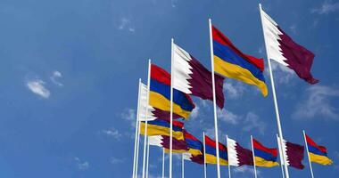 Armenia y Katar banderas ondulación juntos en el cielo, sin costura lazo en viento, espacio en izquierda lado para diseño o información, 3d representación video