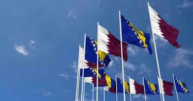 bosnia e erzegovina e Qatar bandiere agitando insieme nel il cielo, senza soluzione di continuità ciclo continuo nel vento, spazio su sinistra lato per design o informazione, 3d interpretazione video