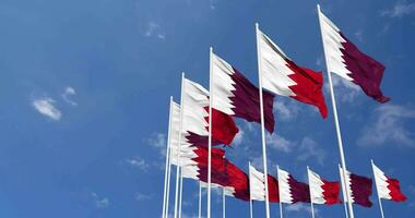 bahrain e Qatar bandiere agitando insieme nel il cielo, senza soluzione di continuità ciclo continuo nel vento, spazio su sinistra lato per design o informazione, 3d interpretazione video