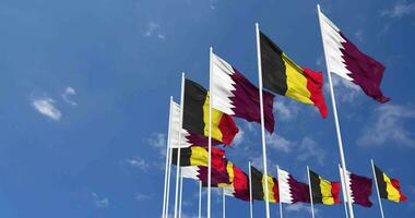 Belgique et Qatar drapeaux agitant ensemble dans le ciel, sans couture boucle dans vent, espace sur la gauche côté pour conception ou information, 3d le rendu video