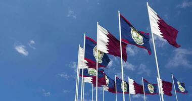 Belize et Qatar drapeaux agitant ensemble dans le ciel, sans couture boucle dans vent, espace sur la gauche côté pour conception ou information, 3d le rendu video