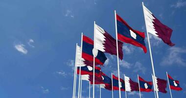 Laos et Qatar drapeaux agitant ensemble dans le ciel, sans couture boucle dans vent, espace sur la gauche côté pour conception ou information, 3d le rendu video