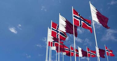 Norvège et Qatar drapeaux agitant ensemble dans le ciel, sans couture boucle dans vent, espace sur la gauche côté pour conception ou information, 3d le rendu video