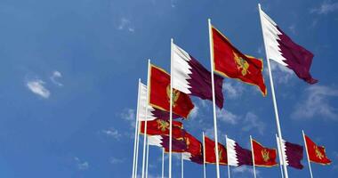 montenegro e Qatar bandiere agitando insieme nel il cielo, senza soluzione di continuità ciclo continuo nel vento, spazio su sinistra lato per design o informazione, 3d interpretazione video