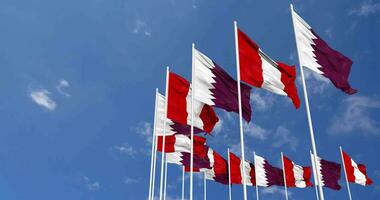 Pérou et Qatar drapeaux agitant ensemble dans le ciel, sans couture boucle dans vent, espace sur la gauche côté pour conception ou information, 3d le rendu video