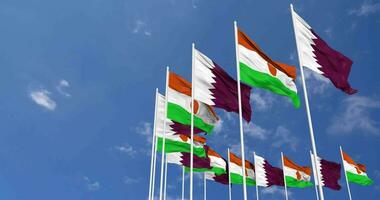 Niger et Qatar drapeaux agitant ensemble dans le ciel, sans couture boucle dans vent, espace sur la gauche côté pour conception ou information, 3d le rendu video