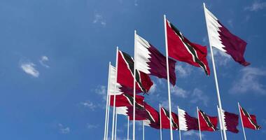 Trinidad und Tobago und Katar Flaggen winken zusammen im das Himmel, nahtlos Schleife im Wind, Raum auf links Seite zum Design oder Information, 3d Rendern video