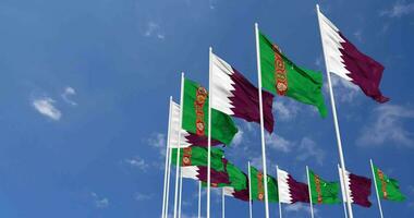turkmenistan e Qatar bandiere agitando insieme nel il cielo, senza soluzione di continuità ciclo continuo nel vento, spazio su sinistra lato per design o informazione, 3d interpretazione video