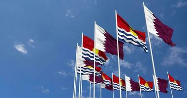 Kiribati et Qatar drapeaux agitant ensemble dans le ciel, sans couture boucle dans vent, espace sur la gauche côté pour conception ou information, 3d le rendu video