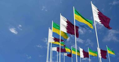 Gabon et Qatar drapeaux agitant ensemble dans le ciel, sans couture boucle dans vent, espace sur la gauche côté pour conception ou information, 3d le rendu video