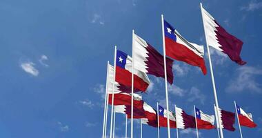 Chili et Qatar drapeaux agitant ensemble dans le ciel, sans couture boucle dans vent, espace sur la gauche côté pour conception ou information, 3d le rendu video