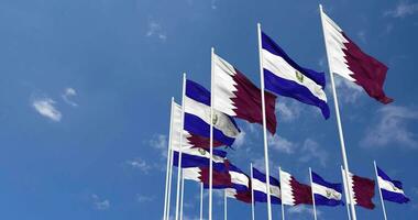 el Salvador et Qatar drapeaux agitant ensemble dans le ciel, sans couture boucle dans vent, espace sur la gauche côté pour conception ou information, 3d le rendu video