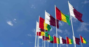 Guinée et Qatar drapeaux agitant ensemble dans le ciel, sans couture boucle dans vent, espace sur la gauche côté pour conception ou information, 3d le rendu video