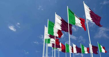 Italia e Qatar bandiere agitando insieme nel il cielo, senza soluzione di continuità ciclo continuo nel vento, spazio su sinistra lato per design o informazione, 3d interpretazione video