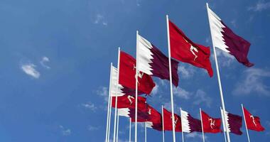 île de homme et Qatar drapeaux agitant ensemble dans le ciel, sans couture boucle dans vent, espace sur la gauche côté pour conception ou information, 3d le rendu video