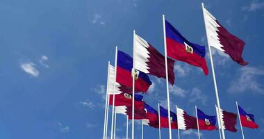 Haiti e Qatar bandiere agitando insieme nel il cielo, senza soluzione di continuità ciclo continuo nel vento, spazio su sinistra lato per design o informazione, 3d interpretazione video