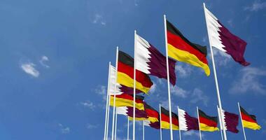 Germania e Qatar bandiere agitando insieme nel il cielo, senza soluzione di continuità ciclo continuo nel vento, spazio su sinistra lato per design o informazione, 3d interpretazione video