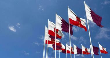 Gibraltar et Qatar drapeaux agitant ensemble dans le ciel, sans couture boucle dans vent, espace sur la gauche côté pour conception ou information, 3d le rendu video