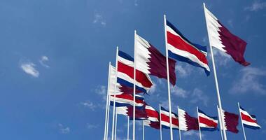 costa rica et Qatar drapeaux agitant ensemble dans le ciel, sans couture boucle dans vent, espace sur la gauche côté pour conception ou information, 3d le rendu video